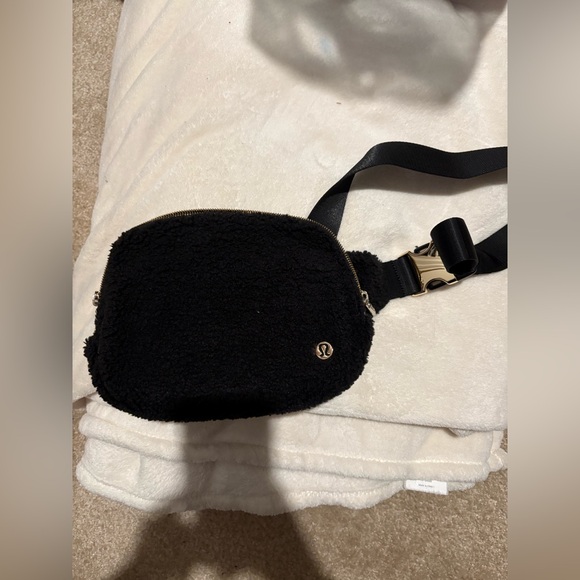 Lululemon black fleece everywhere belt bag large 2L - Picture 1 of 6